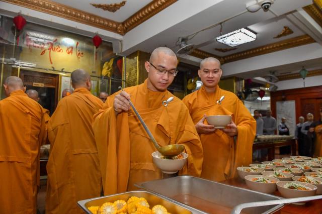 Bữa ăn sáng đầu tiên trong khóa tu &quot;Xuất gia gieo duyên&quot; (lần 7) tại chùa Giác Ngộ