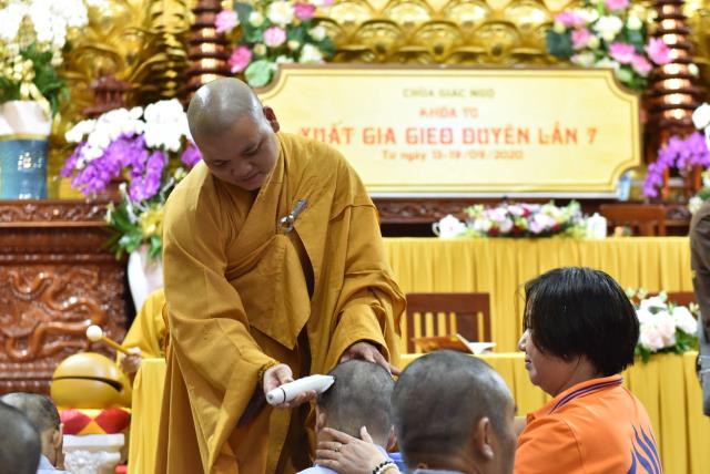 Xúc động giây phút cạo tóc cho gần 100 hành giả trong lễ khai mạc khóa tu &quot;Xuất gia gieo duyên&quot; lần 7 tại chùa Giác Ngộ