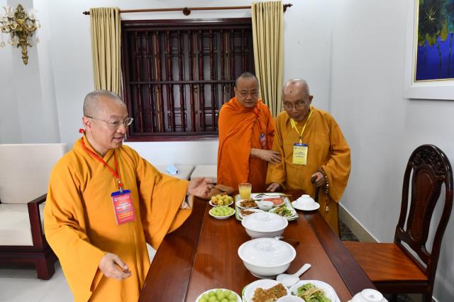 HT. Thích Tịnh Hạnh và HT. Thích Thiện Tánh thăm hội đồng thi