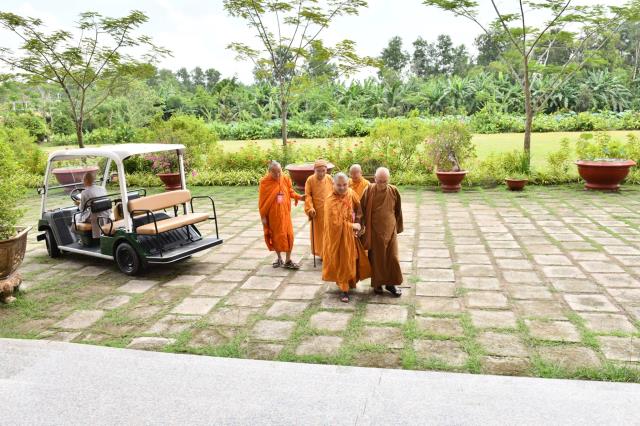 HT. Thích Tịnh Hạnh và HT. Thích Thiện Tánh thăm hội đồng thi