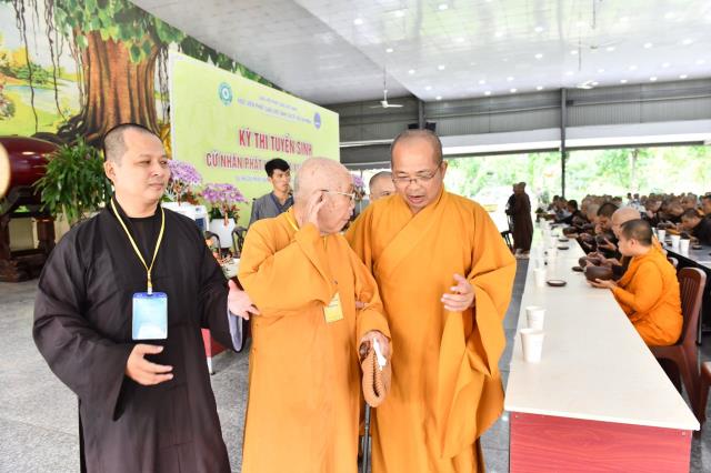 HT. Thích Tịnh Hạnh và HT. Thích Thiện Tánh thăm hội đồng thi