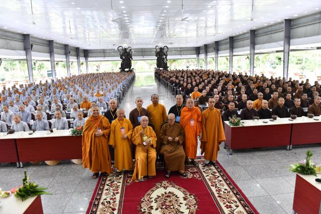 HT. Thích Tịnh Hạnh và HT. Thích Thiện Tánh thăm hội đồng thi