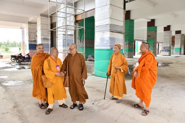 HT. Thích Tịnh Hạnh và HT. Thích Thiện Tánh thăm hội đồng thi
