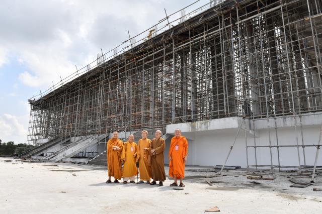 HT. Thích Tịnh Hạnh và HT. Thích Thiện Tánh thăm hội đồng thi