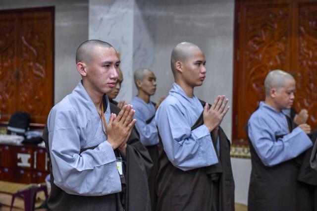 Chùm ảnh: Buổi lạy Phật đầu tiên trong khóa tu &quot;Xuất gia gieo duyên&quot; (lần 7)