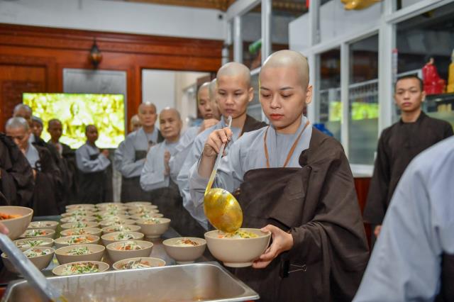 Bữa ăn sáng đầu tiên trong khóa tu &quot;Xuất gia gieo duyên&quot; (lần 7) tại chùa Giác Ngộ