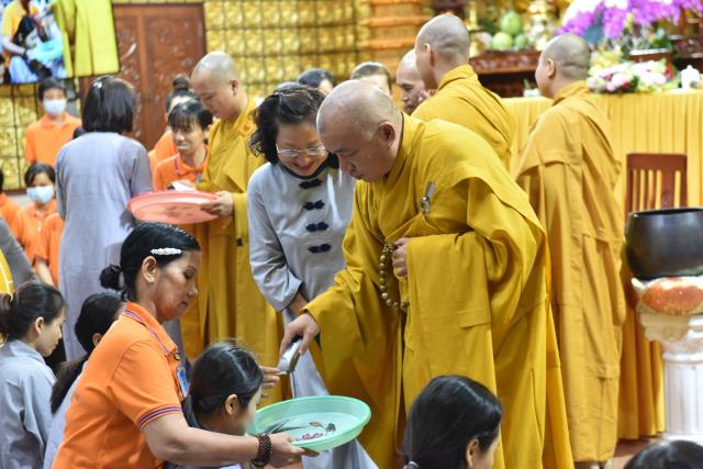 Xúc động giây phút cạo tóc cho gần 100 hành giả trong lễ khai mạc khóa tu &quot;Xuất gia gieo duyên&quot; lần 7 tại chùa Giác Ngộ