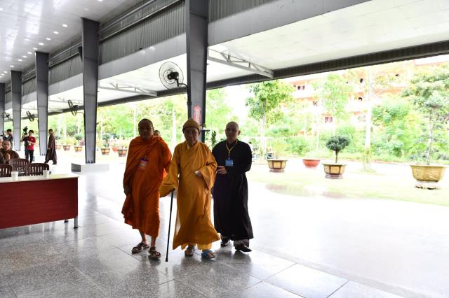 HT. Thích Tịnh Hạnh và HT. Thích Thiện Tánh thăm hội đồng thi