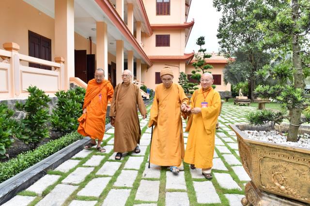 HT. Thích Tịnh Hạnh và HT. Thích Thiện Tánh thăm hội đồng thi