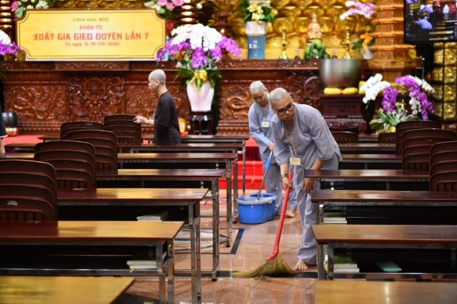 Chùm ảnh: Hành giả chấp tác trong ngày đầu tiên khóa tu &quot;Xuất gia gieo duyên&quot;