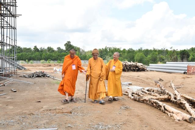HT. Thích Tịnh Hạnh và HT. Thích Thiện Tánh thăm hội đồng thi