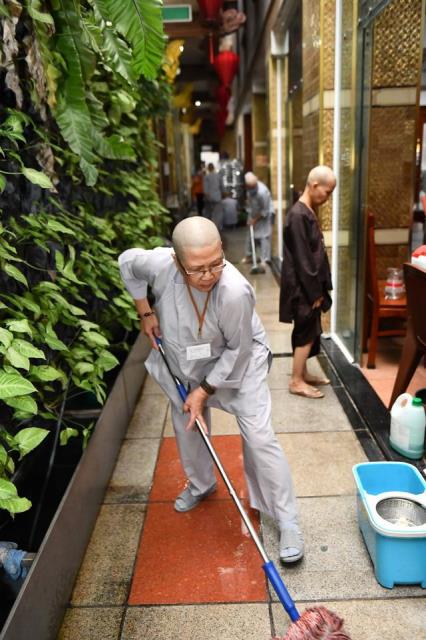 Chùm ảnh: Hành giả chấp tác trong ngày đầu tiên khóa tu &quot;Xuất gia gieo duyên&quot;