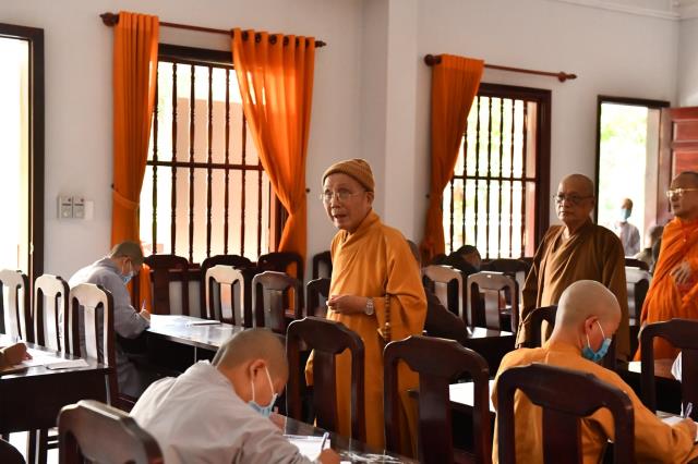 HT. Thích Tịnh Hạnh và HT. Thích Thiện Tánh thăm hội đồng thi