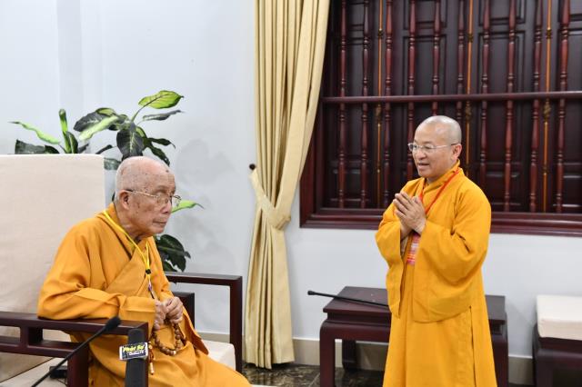 HT. Thích Tịnh Hạnh và HT. Thích Thiện Tánh thăm hội đồng thi