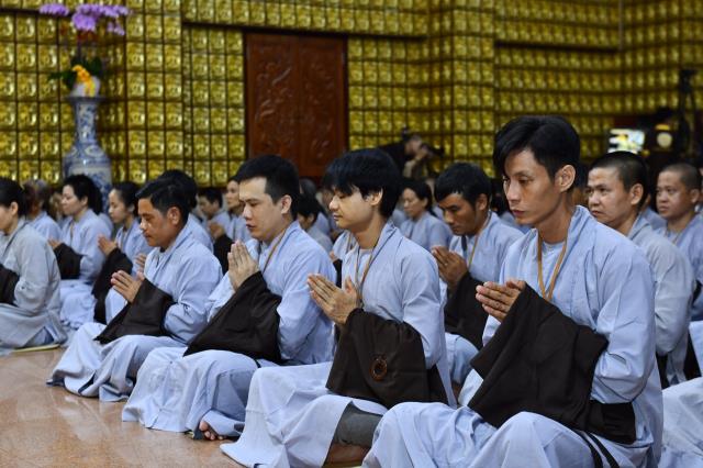 Xúc động giây phút cạo tóc cho gần 100 hành giả trong lễ khai mạc khóa tu &quot;Xuất gia gieo duyên&quot; lần 7 tại chùa Giác Ngộ