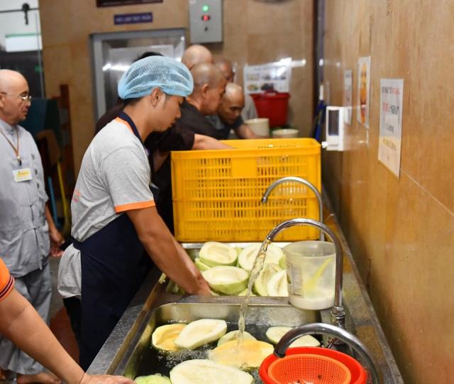 Chùm ảnh: Hành giả chấp tác trong ngày đầu tiên khóa tu &quot;Xuất gia gieo duyên&quot;