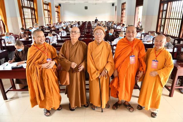 HT. Thích Tịnh Hạnh và HT. Thích Thiện Tánh thăm hội đồng thi