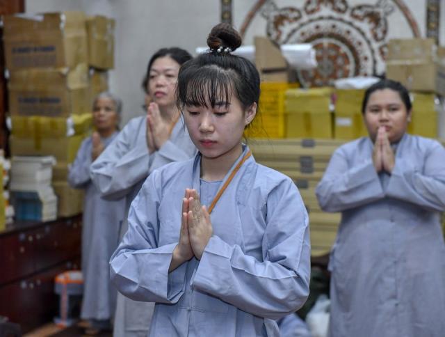 Chùm ảnh: Buổi lạy Phật đầu tiên trong khóa tu &quot;Xuất gia gieo duyên&quot; (lần 7)