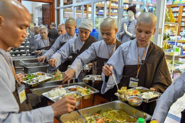 Chùm ảnh: Ăn cơm trong chánh niệm trưa ngày 14/09/2020