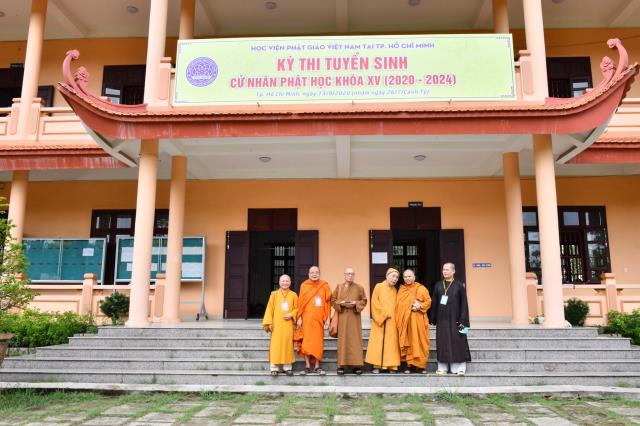 HT. Thích Tịnh Hạnh và HT. Thích Thiện Tánh thăm hội đồng thi