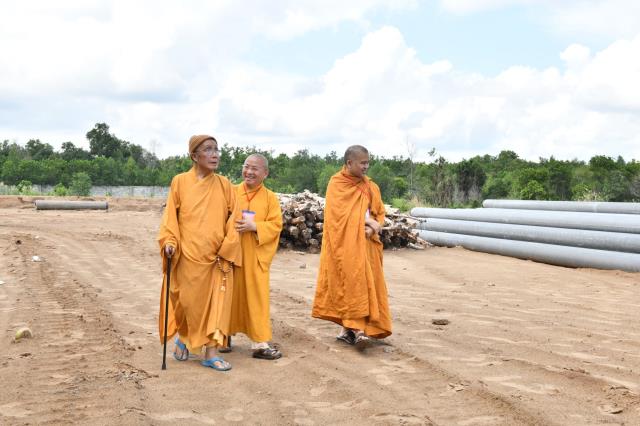 HT. Thích Tịnh Hạnh và HT. Thích Thiện Tánh thăm hội đồng thi