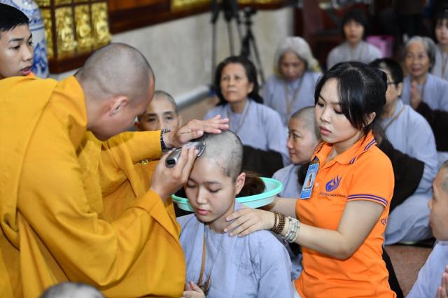 Xúc động giây phút cạo tóc cho gần 100 hành giả trong lễ khai mạc khóa tu &quot;Xuất gia gieo duyên&quot; lần 7 tại chùa Giác Ngộ