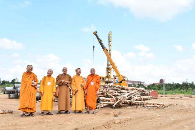 HT. Thích Tịnh Hạnh và HT. Thích Thiện Tánh thăm hội đồng thi