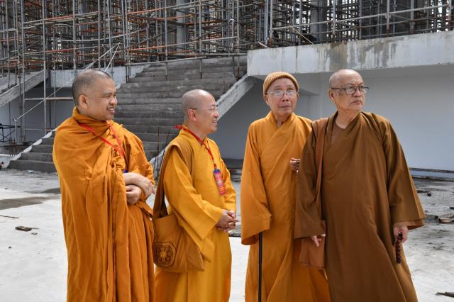 HT. Thích Tịnh Hạnh và HT. Thích Thiện Tánh thăm hội đồng thi