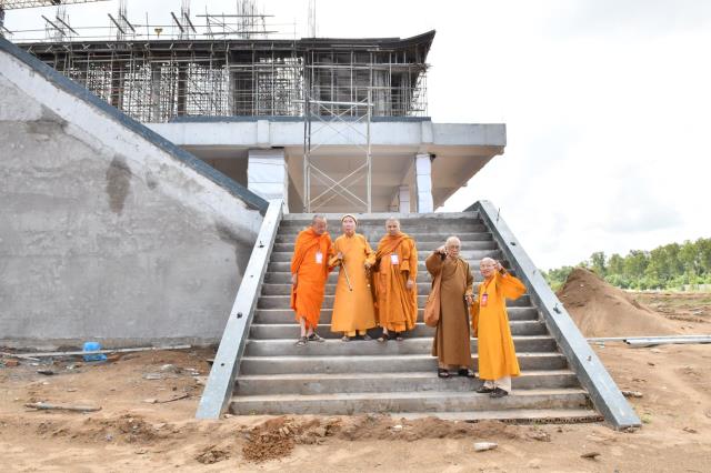 HT. Thích Tịnh Hạnh và HT. Thích Thiện Tánh thăm hội đồng thi