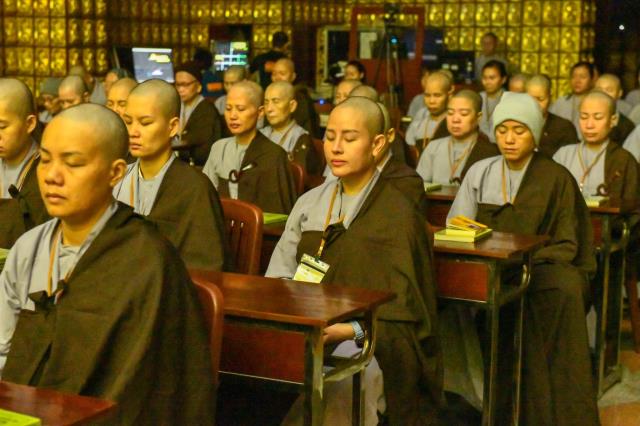 Chùm ảnh: Tụng Kinh và ngồi thiền sáng 17/09/2020
