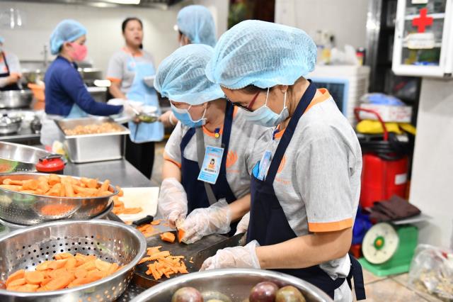 Chùm ảnh: Hành giả chấp tác trong ngày đầu tiên khóa tu &quot;Xuất gia gieo duyên&quot;