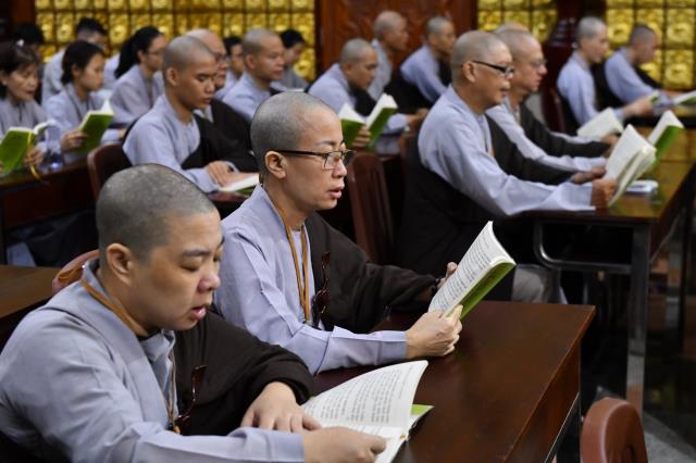 Chùm ảnh: Buổi công phu sáng và ngồi thiền ngày 16/09/2020