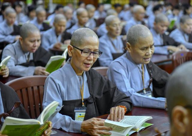 Chùm ảnh: Tụng Kinh và ngồi thiền sáng 17/09/2020