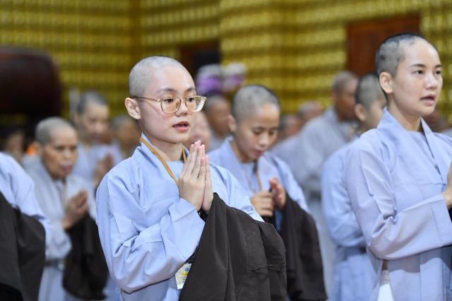 Xúc động giây phút cạo tóc cho gần 100 hành giả trong lễ khai mạc khóa tu &quot;Xuất gia gieo duyên&quot; lần 7 tại chùa Giác Ngộ