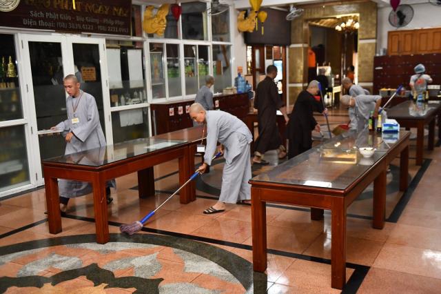 Chùm ảnh: Hành giả chấp tác trong ngày đầu tiên khóa tu &quot;Xuất gia gieo duyên&quot;