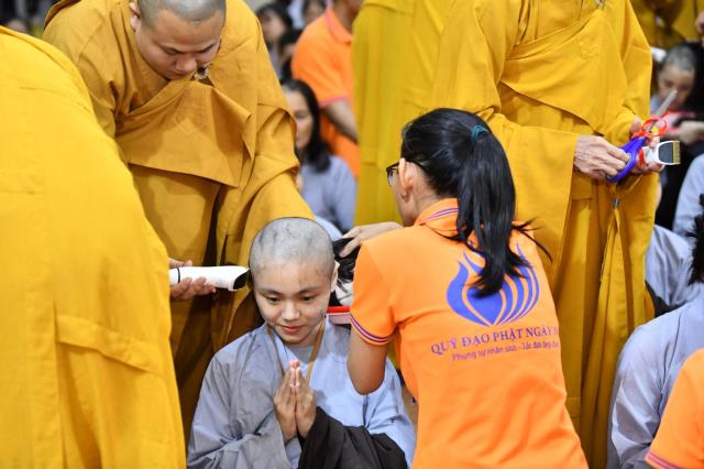 Xúc động giây phút cạo tóc cho gần 100 hành giả trong lễ khai mạc khóa tu &quot;Xuất gia gieo duyên&quot; lần 7 tại chùa Giác Ngộ