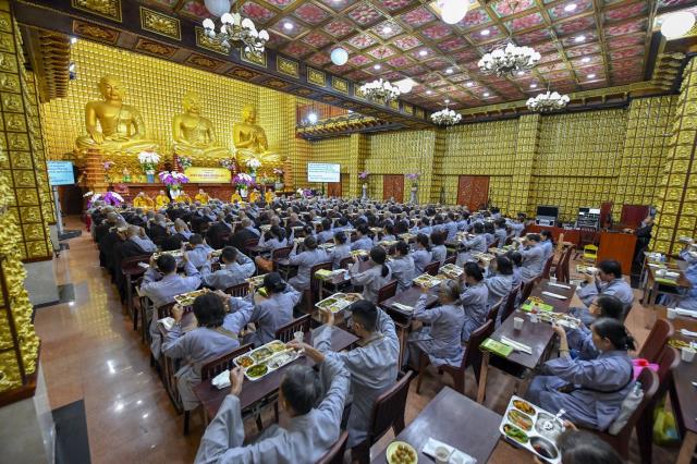Chùm ảnh: Ăn cơm trong chánh niệm trưa ngày 14/09/2020