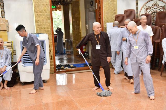 Chùm ảnh: Hành giả chấp tác trong ngày đầu tiên khóa tu &quot;Xuất gia gieo duyên&quot;