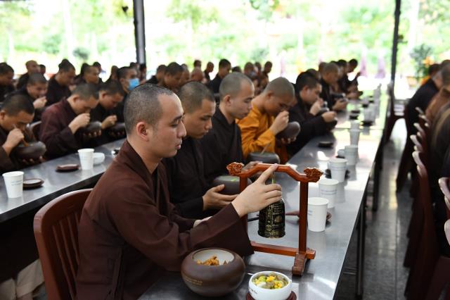 HT. Thích Tịnh Hạnh và HT. Thích Thiện Tánh thăm hội đồng thi