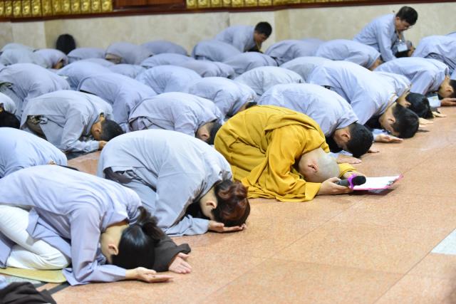 Xúc động giây phút cạo tóc cho gần 100 hành giả trong lễ khai mạc khóa tu &quot;Xuất gia gieo duyên&quot; lần 7 tại chùa Giác Ngộ