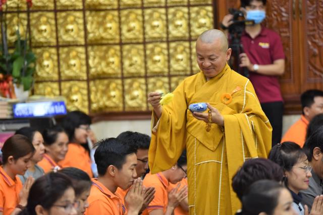Xúc động giây phút cạo tóc cho gần 100 hành giả trong lễ khai mạc khóa tu &quot;Xuất gia gieo duyên&quot; lần 7 tại chùa Giác Ngộ