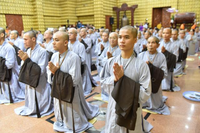 Xúc động giây phút cạo tóc cho gần 100 hành giả trong lễ khai mạc khóa tu &quot;Xuất gia gieo duyên&quot; lần 7 tại chùa Giác Ngộ