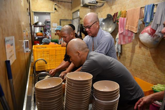 Chùm ảnh: Hành giả chấp tác trong ngày đầu tiên khóa tu &quot;Xuất gia gieo duyên&quot;