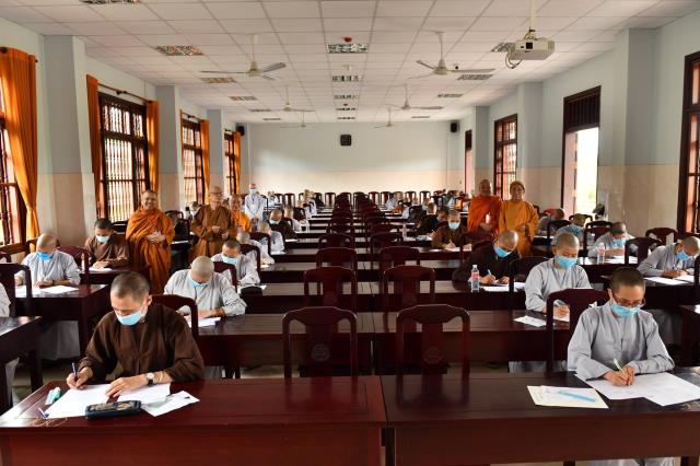 HT. Thích Tịnh Hạnh và HT. Thích Thiện Tánh thăm hội đồng thi