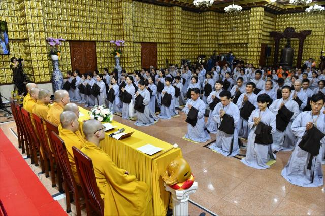 Xúc động giây phút cạo tóc cho gần 100 hành giả trong lễ khai mạc khóa tu &quot;Xuất gia gieo duyên&quot; lần 7 tại chùa Giác Ngộ