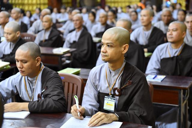 TT. Nhật Từ giúp hành giả tháo gỡ những hoài nghi trong khóa tu &quot;Xuất gia gieo duyên&quot;