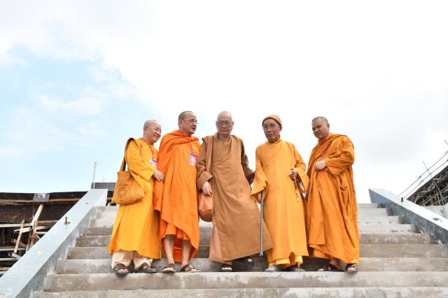 HT. Thích Tịnh Hạnh và HT. Thích Thiện Tánh thăm hội đồng thi