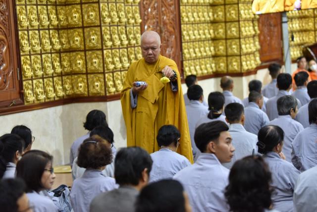 Xúc động giây phút cạo tóc cho gần 100 hành giả trong lễ khai mạc khóa tu &quot;Xuất gia gieo duyên&quot; lần 7 tại chùa Giác Ngộ