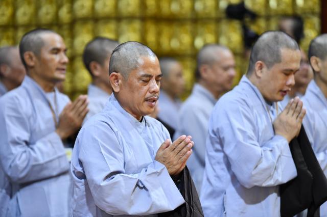 Xúc động giây phút cạo tóc cho gần 100 hành giả trong lễ khai mạc khóa tu &quot;Xuất gia gieo duyên&quot; lần 7 tại chùa Giác Ngộ