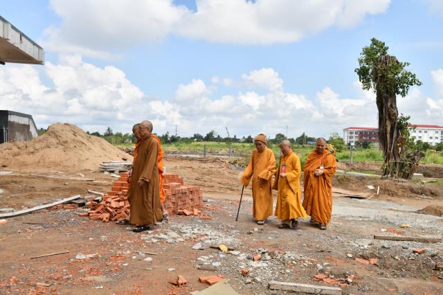 HT. Thích Tịnh Hạnh và HT. Thích Thiện Tánh thăm hội đồng thi